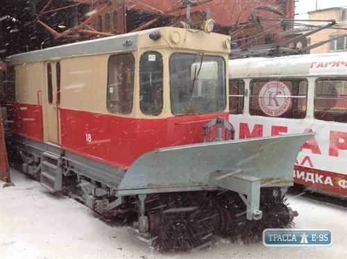 Четыре трамвайных и один троллейбусный маршрут прекратили работу из-за снегопада в Одессе