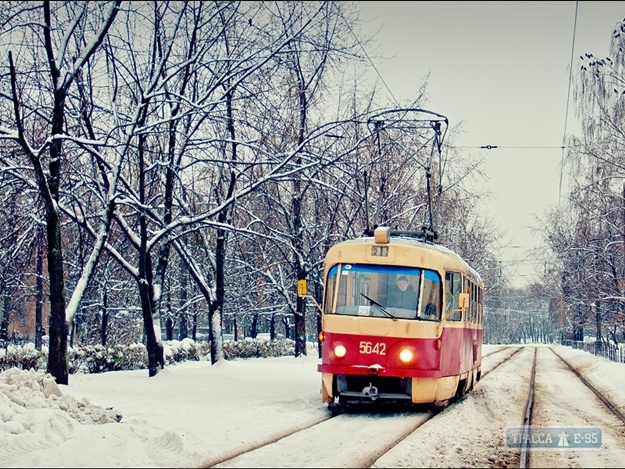 Снегопад закончился: трамваи и троллейбусы Одессы вновь начали ходить по графику