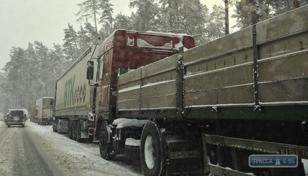 Служба автодорог возобновила движение грузовиков по трассам Одесской области
