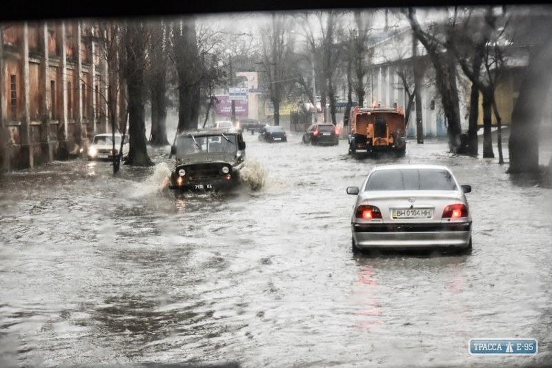 В центре Одессы из-за сильного ливня на дорогах тонут автомобили. Полиция перекрыла ул. Приморскую