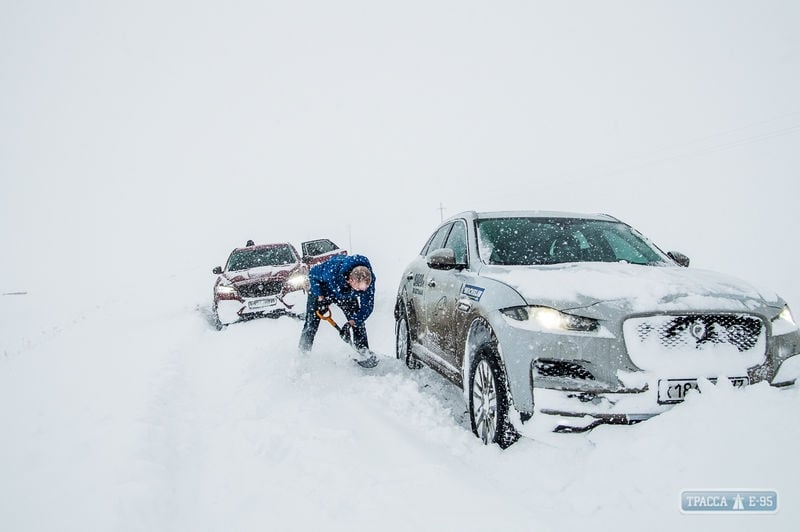 Спасатели Одесской области за сутки освободили из снежного плена более 150 автомобилей