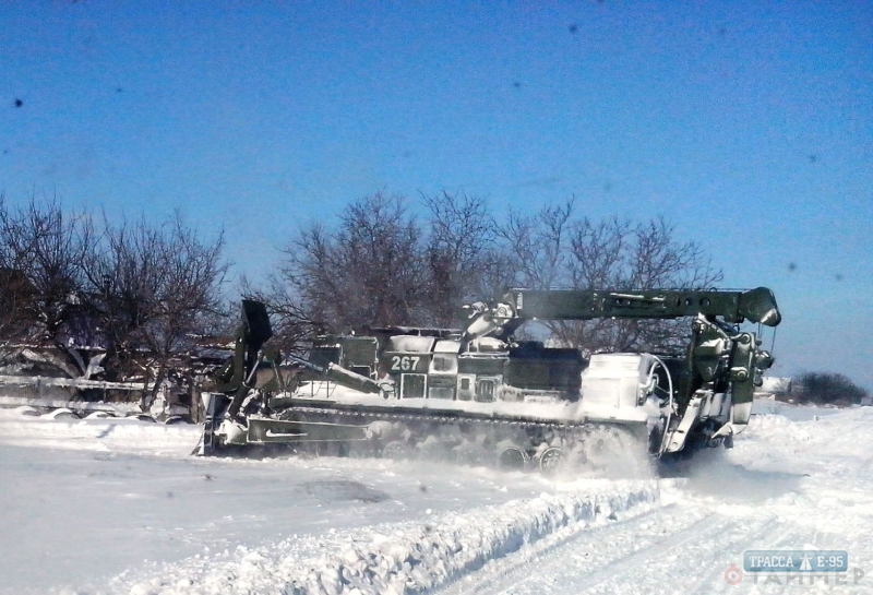 Военные спасли из снеговой блокады более 50 автомобилей и семью с новорожденным на юге Одесщины