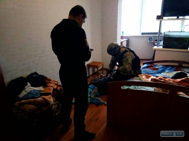 Одесская полиция обезвредила человека, стрелявшего по людям с 8-го этажа 