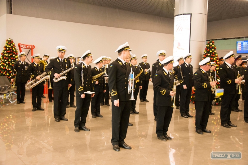 Музыканты военных оркестров провели флешмоб в Одессе в честь защитников Донецкого аэропорта