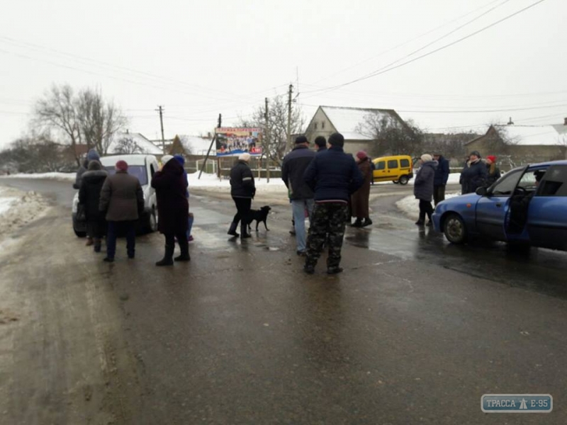 Жители села в Белгород-Днестровском районе перекрыли трассу и требуют электричества