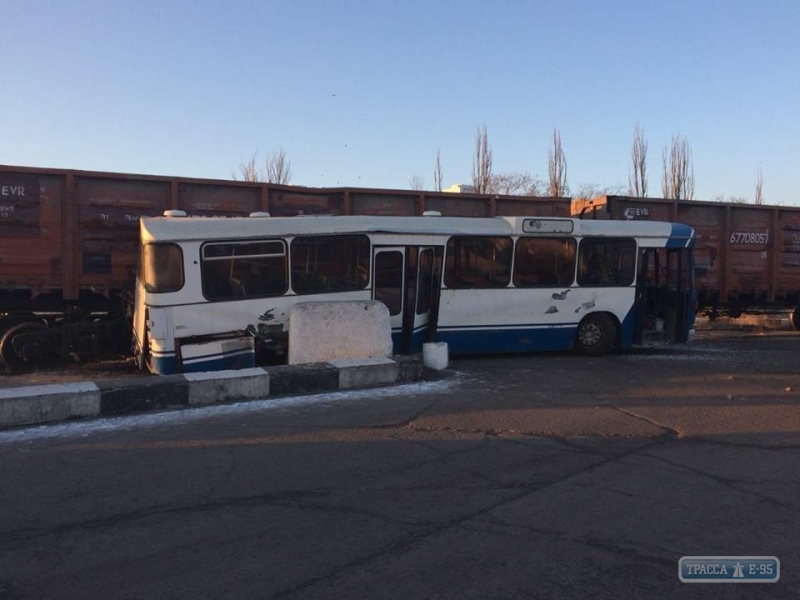Поезд смял автобус с людьми под Одессой. Много пострадавших