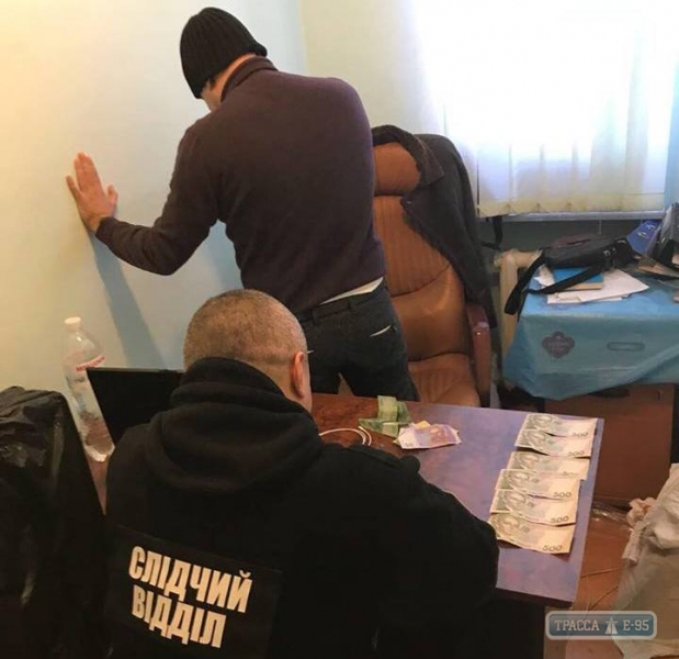 Таможенник и пограничник получили 9 тыс. грн взятки на посту (фото)