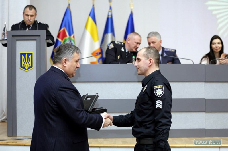 Министр внутренних дел наградил одесских полицейских, ликвидировавших стрелка на Новосельского