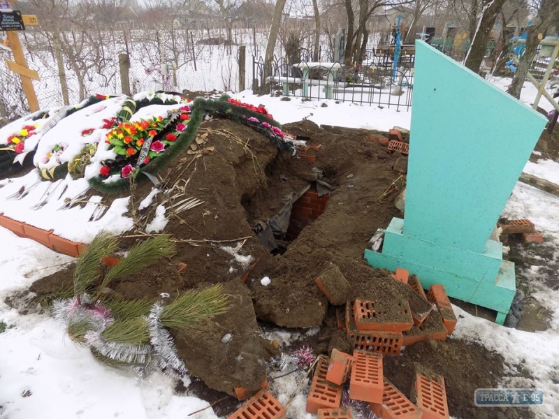 Неизвестные повредили склеп на кладбище в Одесской области