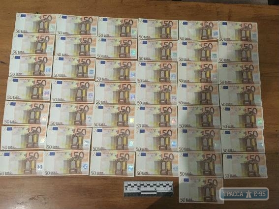Фальшивомонетчик пытался обменять в госбанке в Одесской области более 2 тыс. поддельных евро