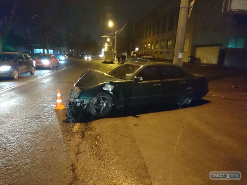 Крупное ДТП в Одессе: разбиты пять автомобилей, сбит светофор (фото)