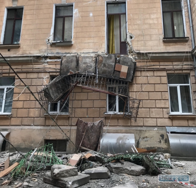 Два балкона старого дома обрушились в центре Одессы