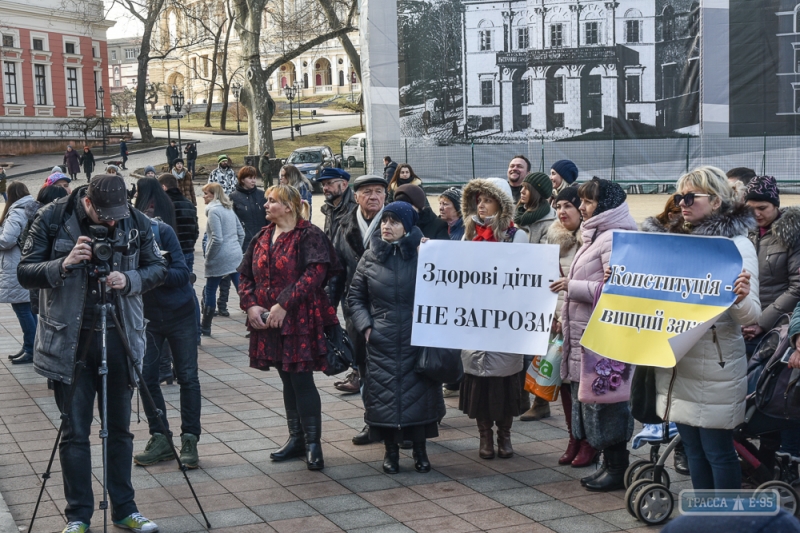 Родители не привитых от кори детей провели акцию протеста под Одесской мэрией (фото)