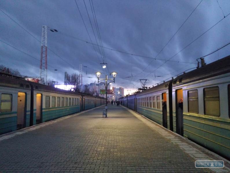 Одесская железная дорога вновь угрожает отменить пригородные электрички
