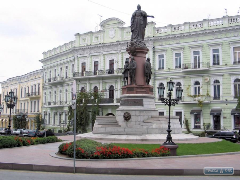 Мэр Одессы из отпуска вступился за памятник Екатерине Второй 