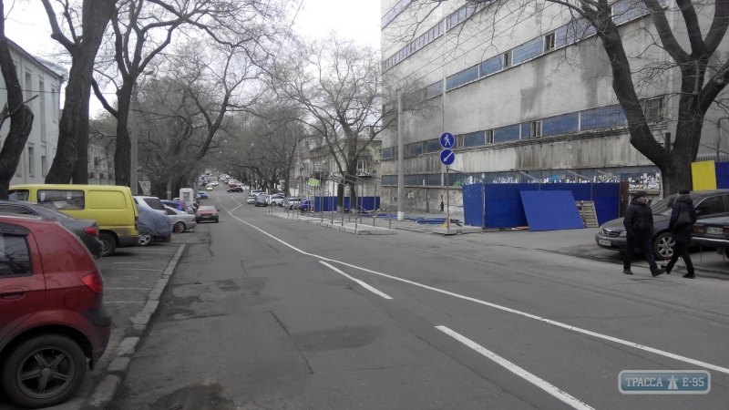 Работы по сносу квартала в центре Одессы ограничили движение транспорта (фото)