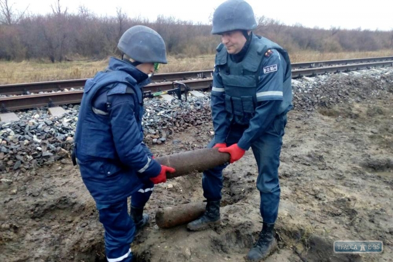Спасатели изъяли около железнодорожных путей в Одесской области два артснаряда