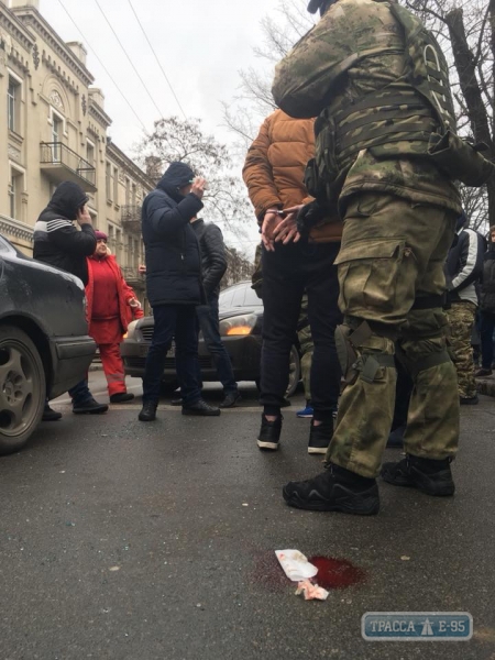 Одесские силовики со стрельбой задержали преступника в центре города (обновлено)