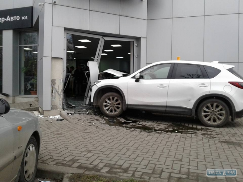 Два автомобиля пострадали в ДТП, не выезжая из автосалона в Одессе (фото)