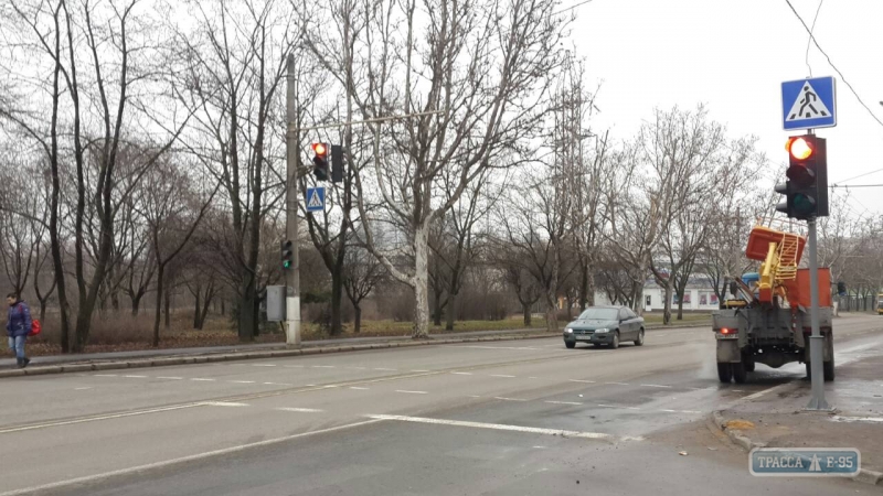 Одесские коммунальщики восстановили поврежденный во время ДТП светофор