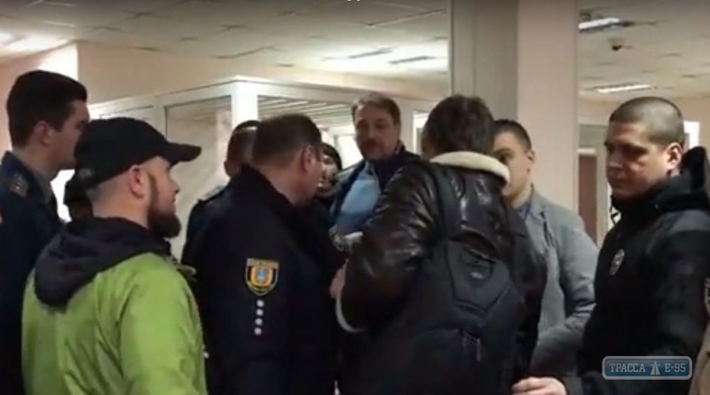 Экс-лидер одесской ячейки «Правого сектора» и его соратники выгнали из зала суда журналиста