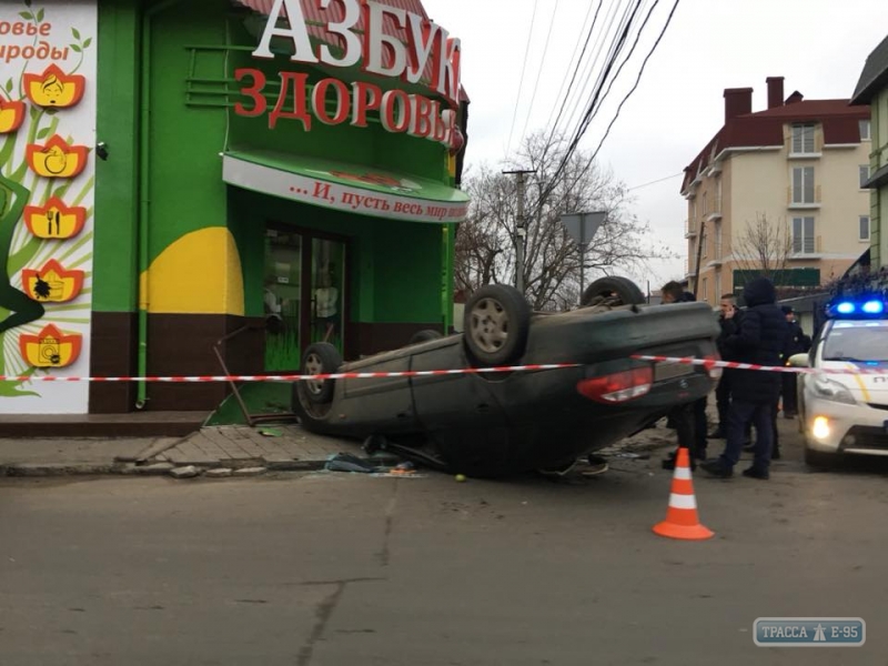 Иномарка перевернулась на крышу и въехала в центр здоровья в Одессе (обновлено)