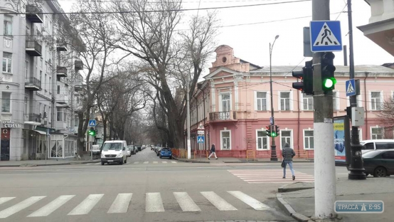 Коммунальщики установили новый светофор возле школы в центре Одессы