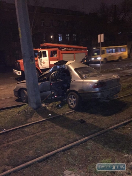 Водитель и два пассажира пострадали в ночной аварии в Одессе (фото)