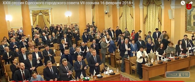 Депутаты встретили вернувшегося мэра Одессы аплодисментами, а активисты требовали его отставки