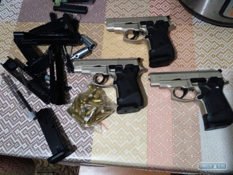Одесские силовики перекрыли канал контрабанды оружия (фото)