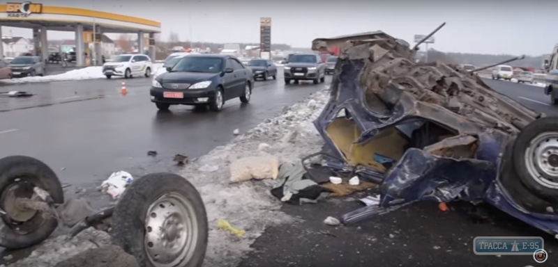 Крупная авария на трассе Киев-Одесса: автобус с детьми слетел в кювет, есть жертвы (видео)