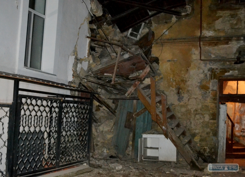 В Одессе рухнула часть жилого дома. Спасатели освободили женщину из завалов (фото)