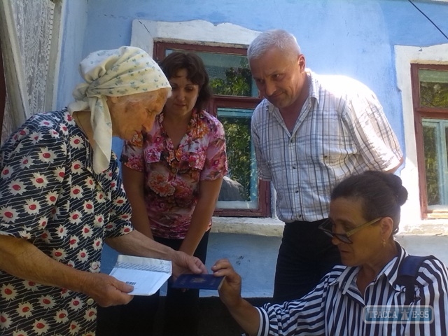 Власти Затишанской громады поддерживают своих долгожителей материально