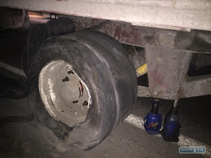 Из-за перегруженности у фур, едущих в Одессу, лопаются колеса (фото)