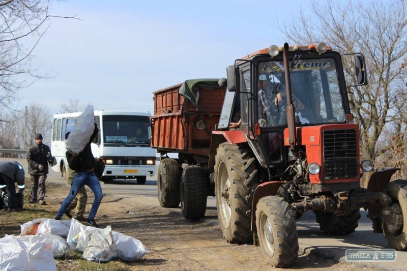 Чиновники Ивановской РГА убрали мусор с обочин дороги, ведущей от трассы Одесса - Киев к райцентру
