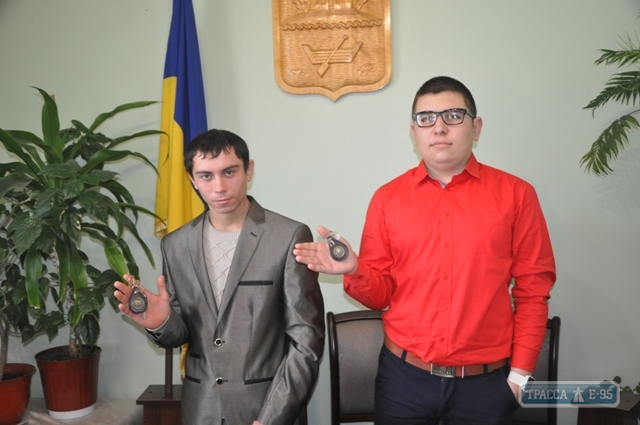 Болградский горсовет вручил ключи от квартиры двум сиротам