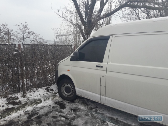 Автомобиль наехал на собственного водителя в Одессе