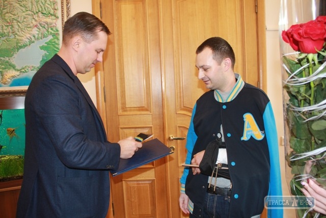 Раненый на Новосельского полицейский досрочно получил звание майора