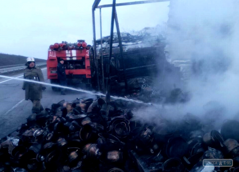 Фура с посудой сгорела на трассе Киев - Одесса  