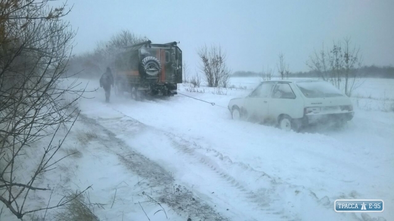 Спасатели вытащили из снежных заносов в Одесской области три автомобиля