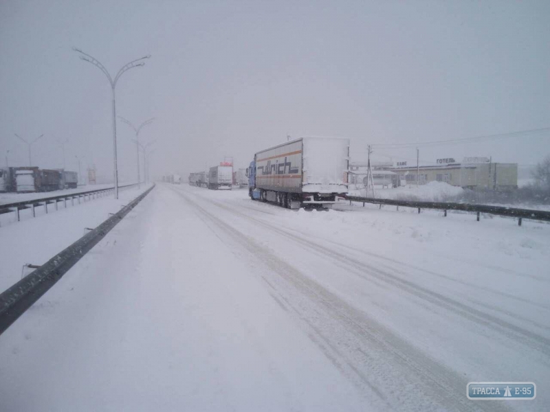 Трассы Одесской области засыпало снегом 