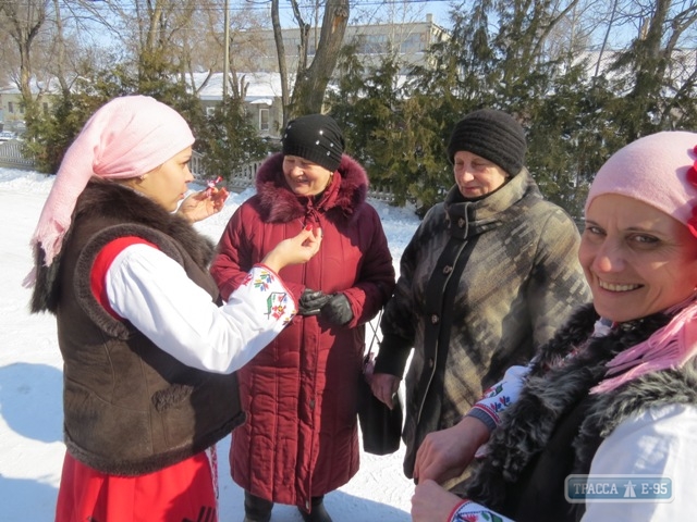 Жители Болграда празднуют первый день весны, повязывая мартенички