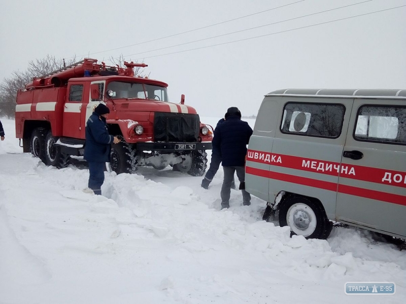 Спасатели Одесщины вытащили из снежных заносов дюжину грузовиков и четыре машины Скорой помощи