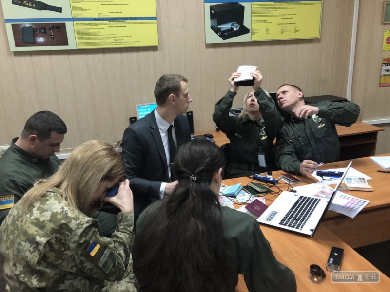 Одесские пограничники учились выявлять поддельные паспорта из Евросоюза
