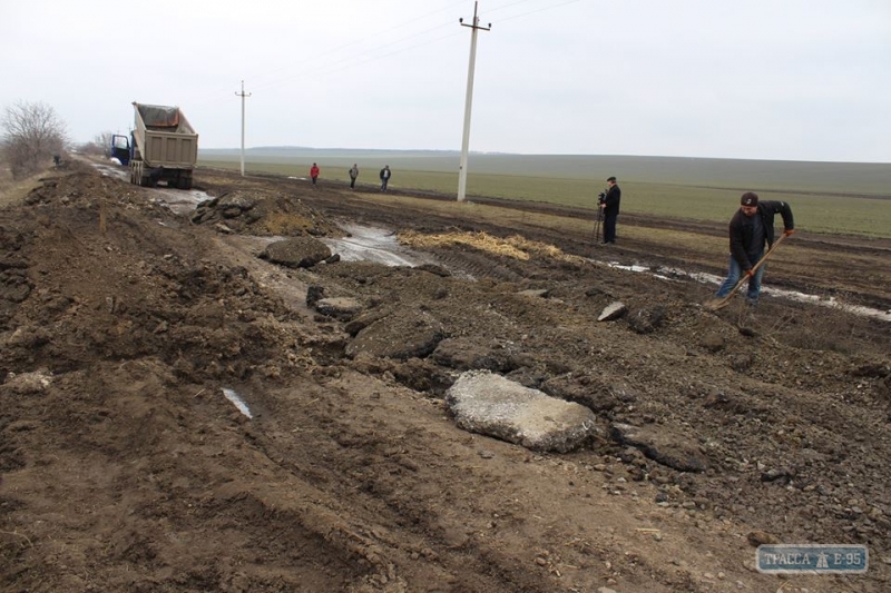 Ремонт самой проблемной дороги начат в Ананьевском районе, пока только ямочный