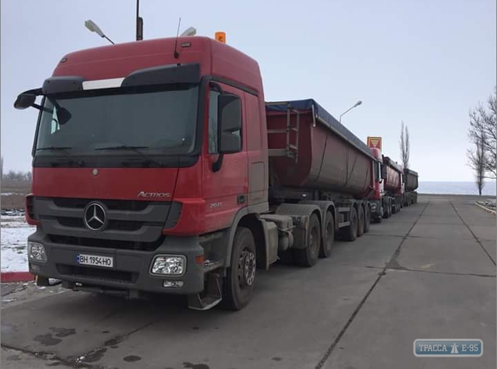Компания, которая выигрывает тендер на ремонт дорог в Одесской области, сама же их и разрушает