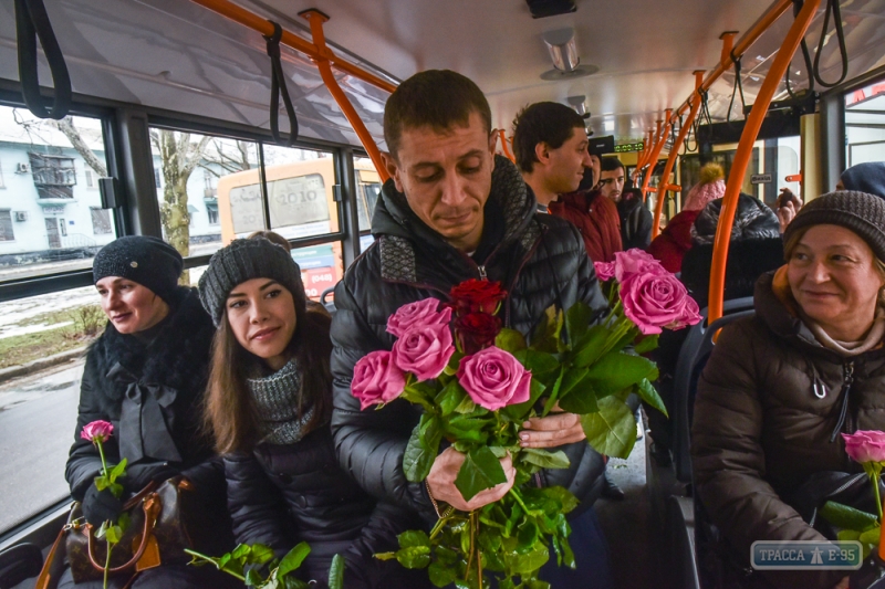 Женский день: одесситкам дарили цветы в троллейбусах и возили бесплатно (фото)