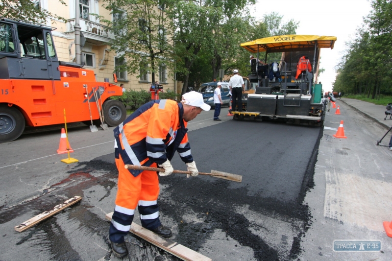 Погода держит коммунальные службы Одессы в напряжении, не давая начать капремонт городских дорог