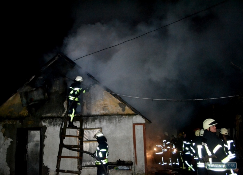 Масштабный пожар произошел в частном секторе Одессы (фото)