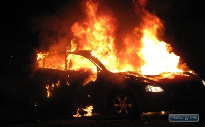 Неизвестные сожгли машину депутата под Одессой
